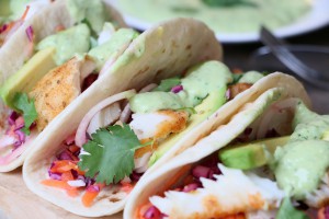 Vis taco met rainbow slaw and avocado-yoghurtsaus