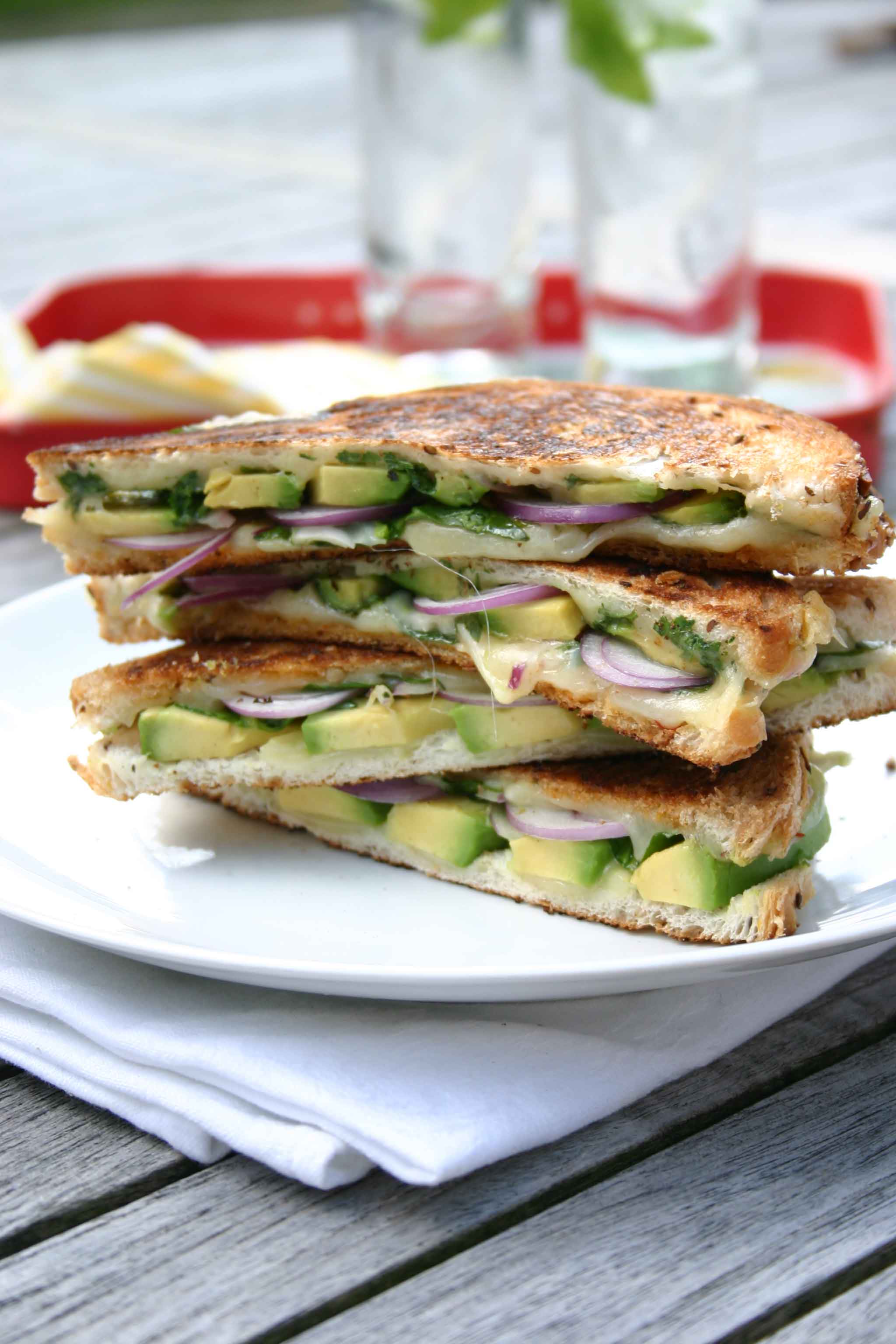 Grilled cheese sandwich met avocado