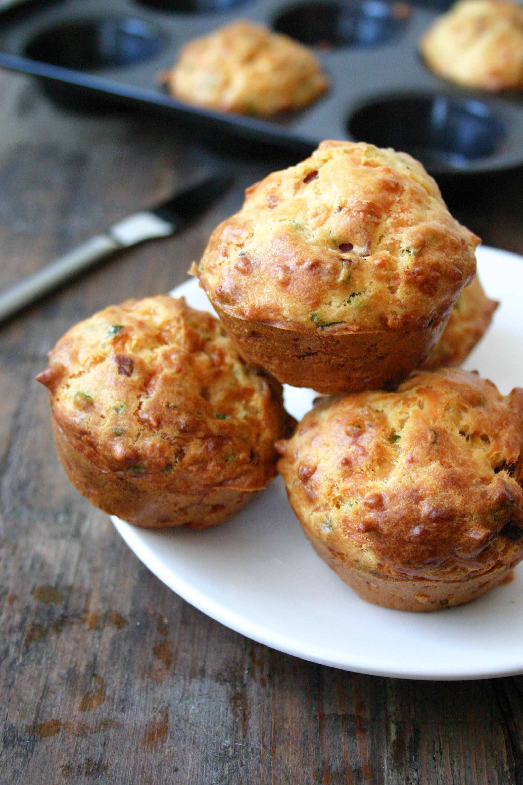 Hartige ontbijtmuffins met bacon, kaas en bieslook