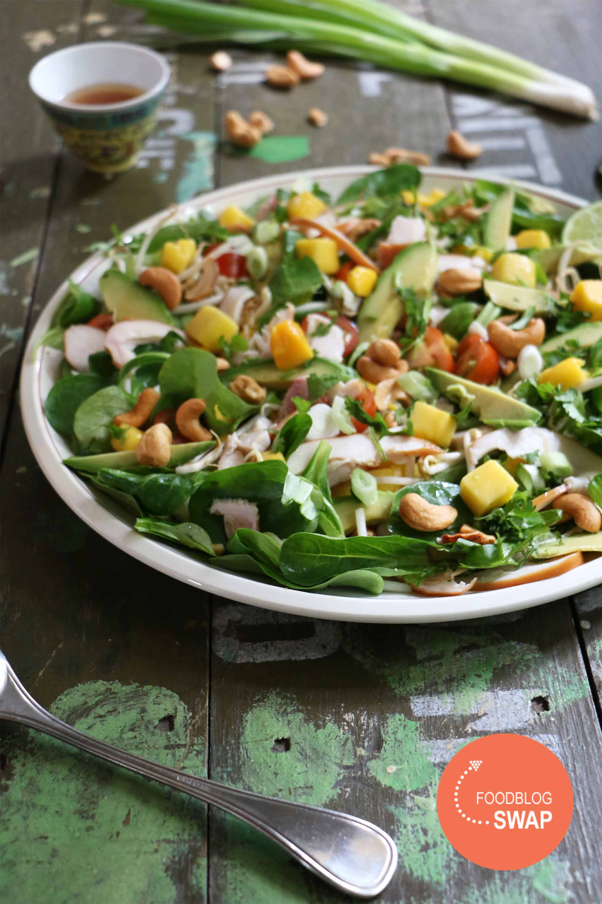 Aziatische salade met gerookte kip, mango en avocado