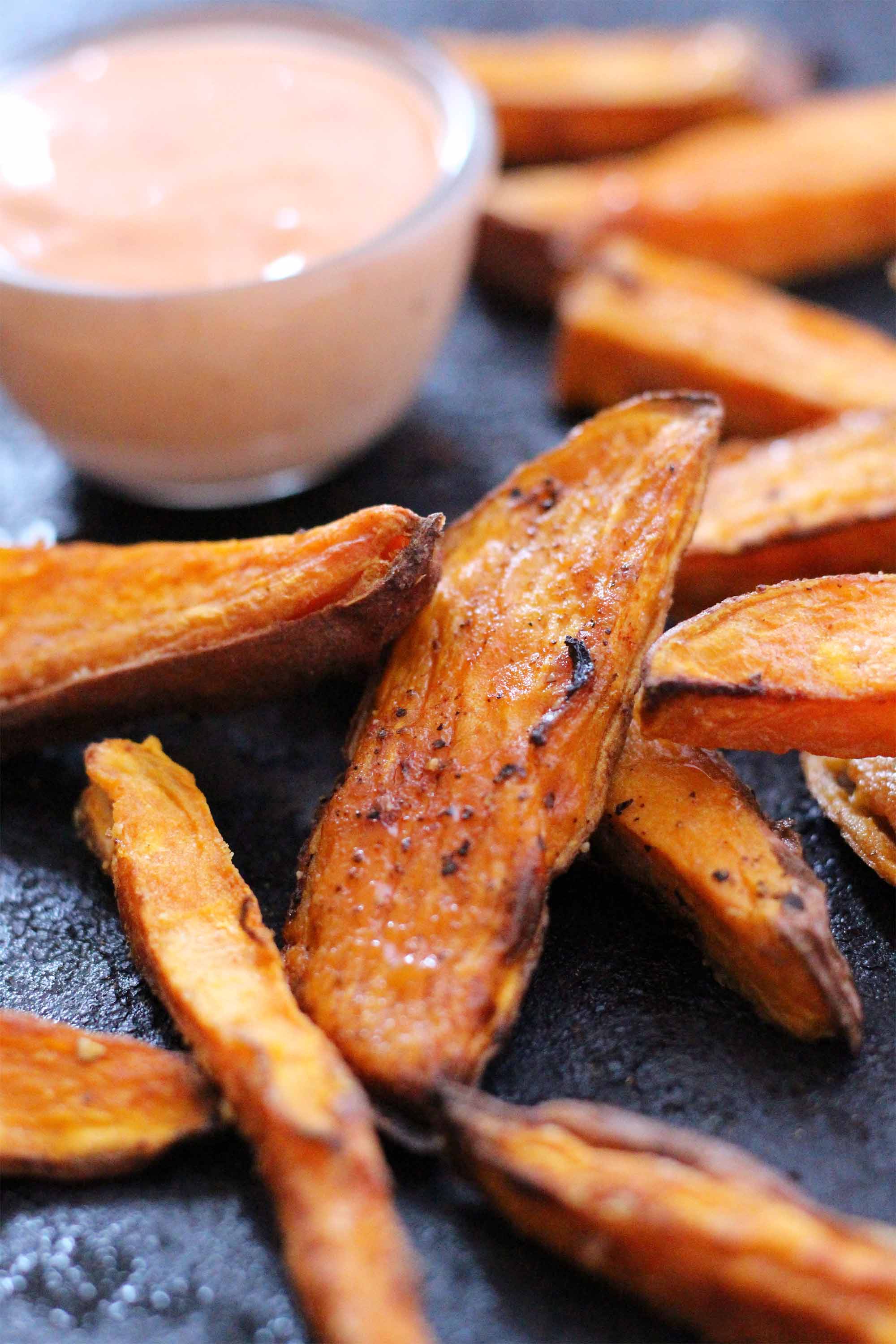 Zoete aardappelfriet met sriracha mayo