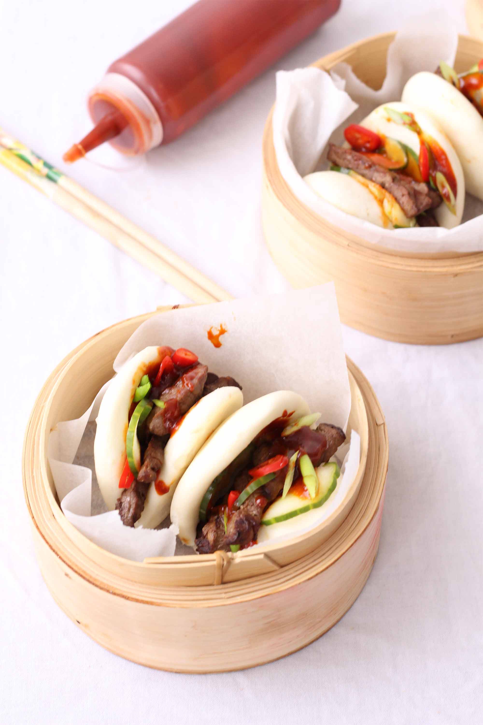 Gestoomde broodjes (gua bao) met bulgogi en komkommer pickle