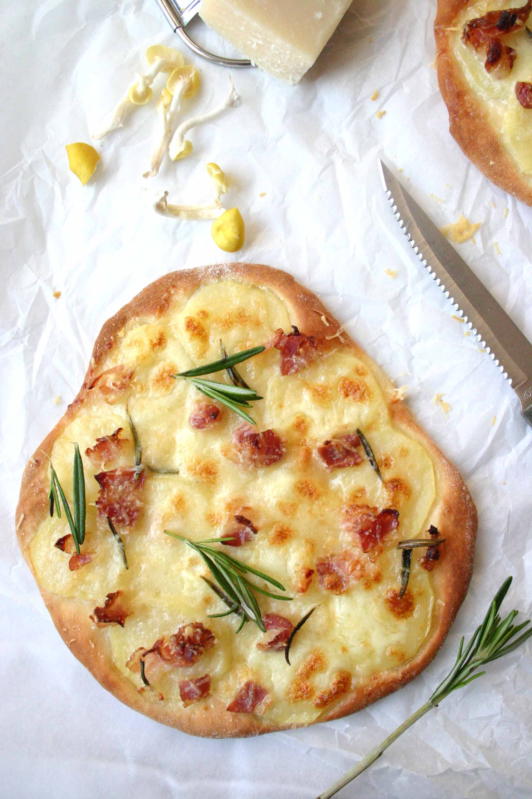 Aardappelpizza met pancetta en rozemarijn