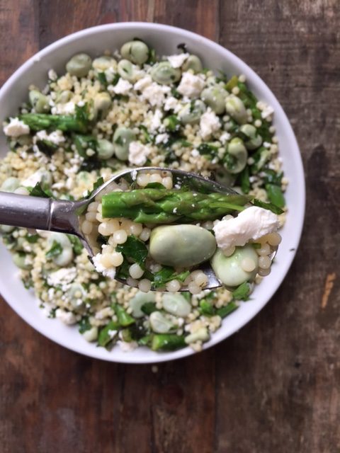 Frisse parel couscous salade met groene asperges en tuinbonen